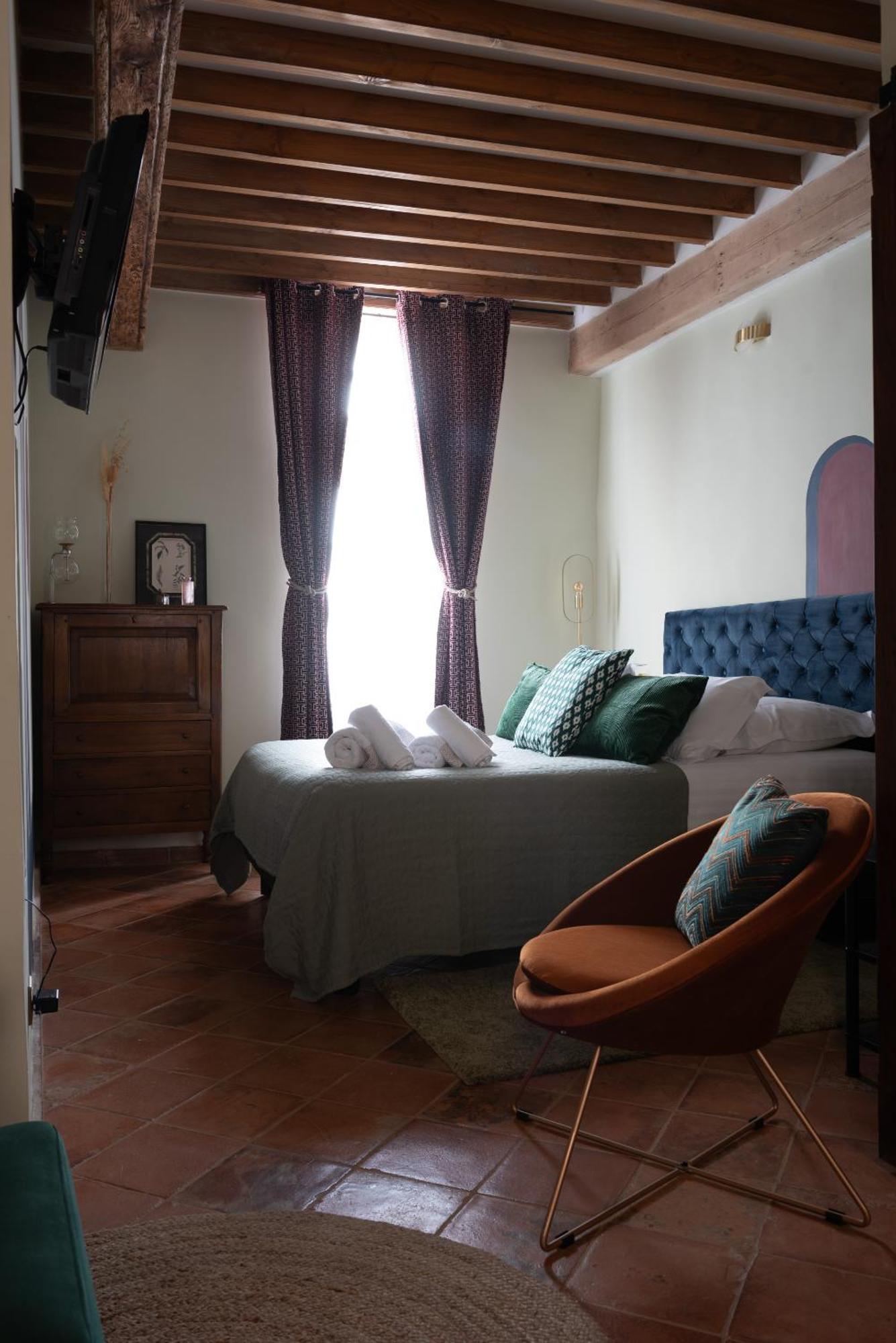 La Maison D'En Bas Des Seigneurs Cucuron Room photo